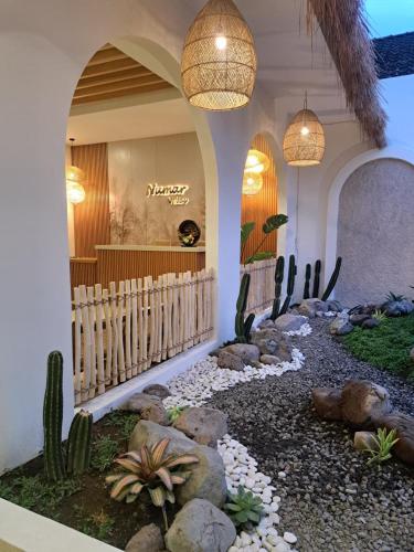 SeturanにあるNUMAR VILLAS - bohemian with Private Poolのサボテンと柵のある庭のある家