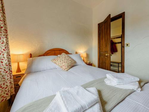Postel nebo postele na pokoji v ubytování 2 Bed in Rhossilli 89302