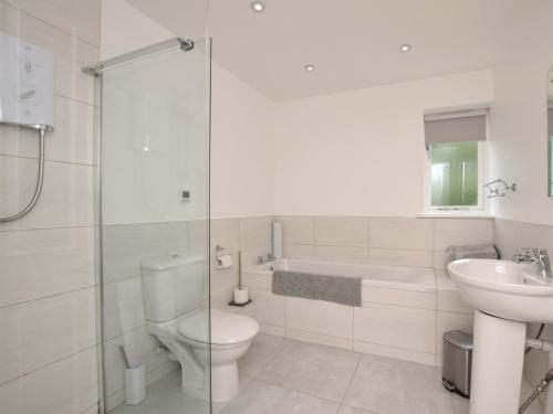 Un baño blanco con inodoro y lavabo. en 3 Bed in Rowlands Gill CN209, en Stanley