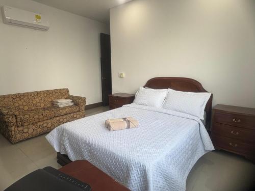 a hotel room with a bed and a chair at Vista panorámica desde el piso 12 Cerca al Centro Histórico y la playa in Cartagena de Indias