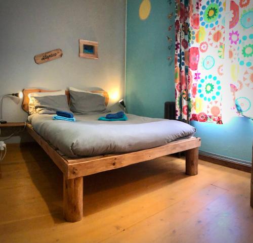 Ένα ή περισσότερα κρεβάτια σε δωμάτιο στο Quarto Limao Casa citrina