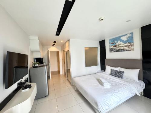 a bedroom with a white bed in a room at City Center Residence KR in Pattaya Central