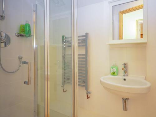 Ένα μπάνιο στο 2 Bed in Wroxham 29570