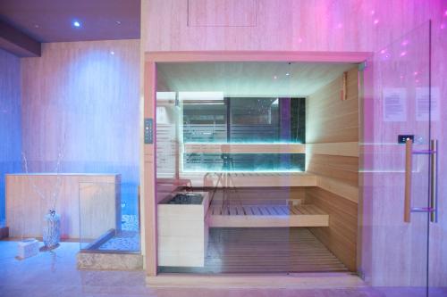 uma sauna numa sala com uma parede de vidro em Mh Florence Hotel & Spa em Florença