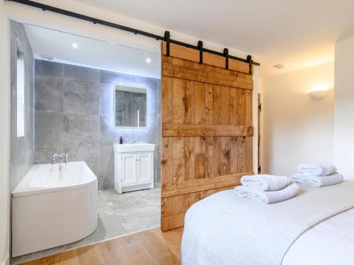 Ένα ή περισσότερα κρεβάτια σε δωμάτιο στο 3 Bed in Talybont-on-Usk 88139