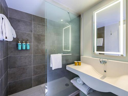 a bathroom with a sink and a shower at Novotel Toulouse Centre Compans Caffarelli in Toulouse