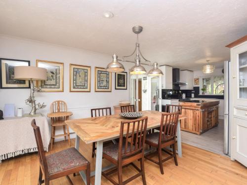 Η κουζίνα ή μικρή κουζίνα στο 6 Bed in Buckland Brewer SWOLD
