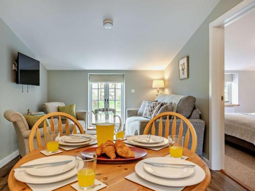TV a/nebo společenská místnost v ubytování 2 Bed in Barnstaple 5mls N 93024