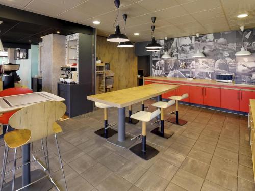 ibis Thonon Centreにあるキッチンまたは簡易キッチン