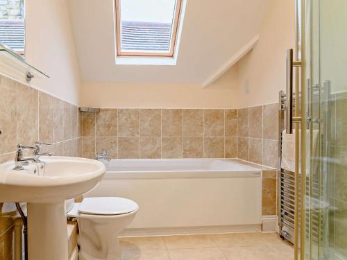 Un baño con bañera, lavabo e inodoro. en 5 Bed in Glastonbury 91657, en Meare
