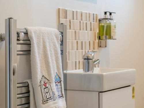 - Baño con lavabo y toalla en 2 Bed in Colwell Bay IC013, en Freshwater