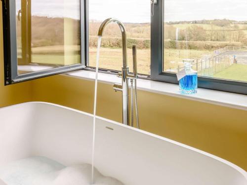 Ένα μπάνιο στο 4 Bed in Maresfield 56696