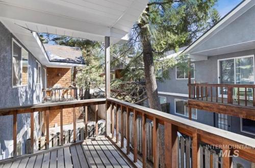 Una gran terraza con un árbol encima. en Best price in McCall, ID! Quiet and spacious!, en McCall