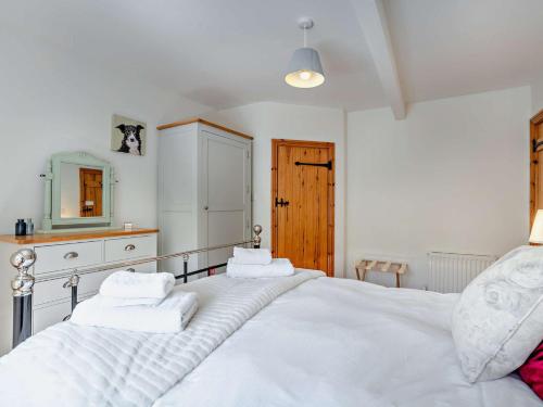 Ένα ή περισσότερα κρεβάτια σε δωμάτιο στο 3 Bed in Muker 75649