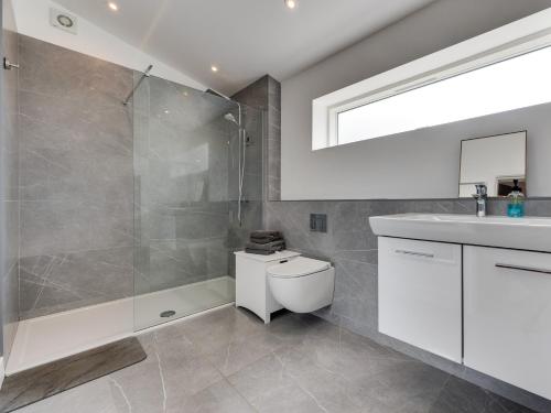 un bagno con doccia, WC e lavandino di 1 Bed in Stokesley 86813 a Great Broughton