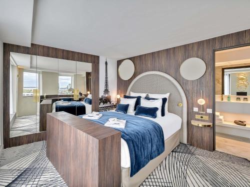 a bedroom with a large bed and a bathroom at Novotel Paris Centre Bercy in Paris