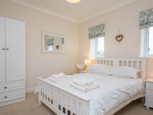 En eller flere senge i et værelse på 2 Bed in Swanage DC192