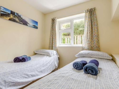 Ένα ή περισσότερα κρεβάτια σε δωμάτιο στο 2 Bed in Polruan PC021