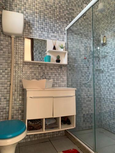 a bathroom with a sink and a toilet and a shower at Jesaluguel-de-casa in Cabo Frio