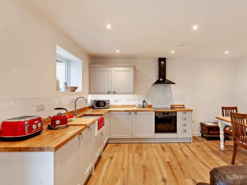 Una cocina o zona de cocina en 1 Bed in Wotton-under-Edge 91936