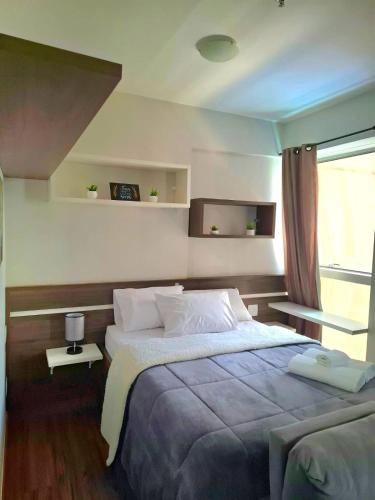 a bedroom with a large bed and a window at FLAT 313 S4 Hotel in Brasília