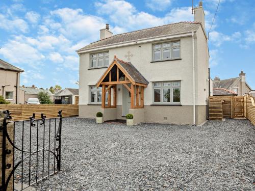a white house with a fence in front of it at 3 Bed in Morfa Nefyn 95040 in Morfa Nefyn