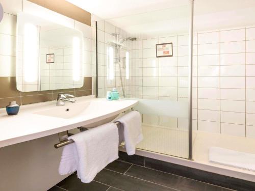 a bathroom with a sink and a tub and a shower at ibis Bordeaux Centre Meriadeck in Bordeaux