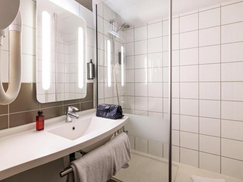 a bathroom with a sink and a shower at ibis Bordeaux Centre Meriadeck in Bordeaux