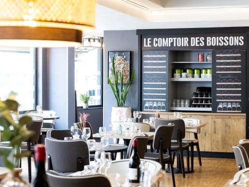 a restaurant with tables and chairs and a menu at ibis Bordeaux Centre Meriadeck in Bordeaux