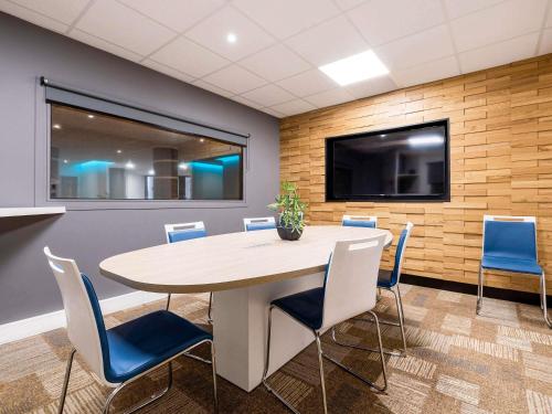 a conference room with a table and chairs at ibis Bordeaux Centre Meriadeck in Bordeaux