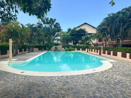 a swimming pool in the middle of a resort at Alma del paraíso en la playa in Las Terrenas