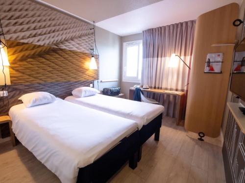 Postel nebo postele na pokoji v ubytování ibis Beaune La Ferme Aux Vins