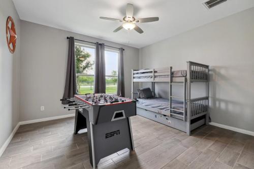 a room with two bunk beds and a table at Modern Escape in Cedar Creek in Cedar Creek