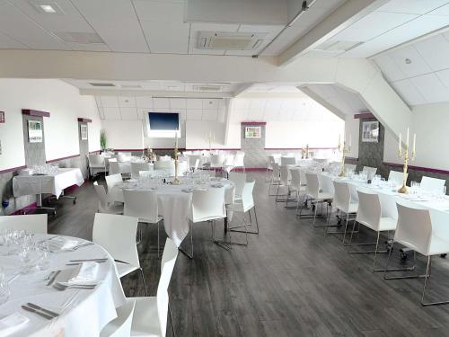 Restaurace v ubytování ibis Beaune La Ferme Aux Vins