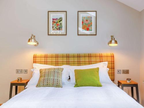 Ένα ή περισσότερα κρεβάτια σε δωμάτιο στο 1 Bed in Stanton Lees 89283