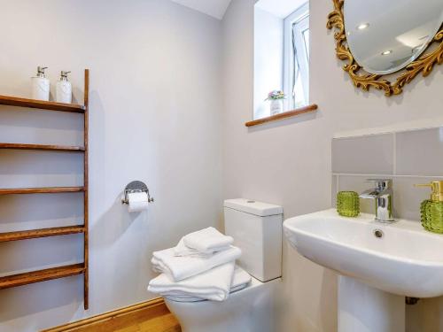 Ένα μπάνιο στο 1 Bed in Stanton Lees 89283