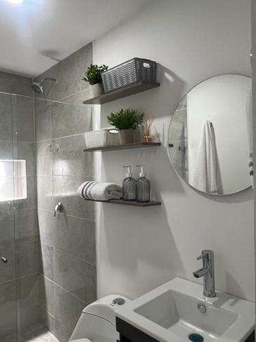 Ένα μπάνιο στο Apartamento en la América