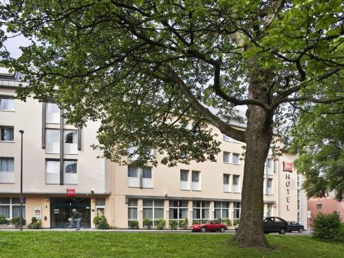 a tree in front of a building at ibis Aachen Marschiertor - Aix-la-Chapelle in Aachen