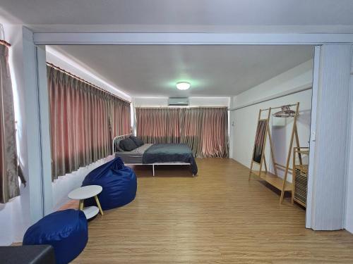 una camera con un letto e un divano di Beachfront Family room, Relax & Sunbathe 5 guests a Ban Chak Phai
