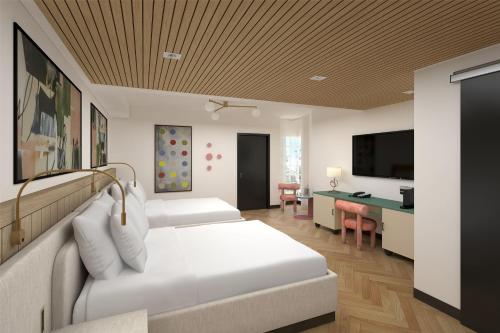 una habitación de hotel con una cama y un escritorio en Hilton Miami Beach, en Miami Beach