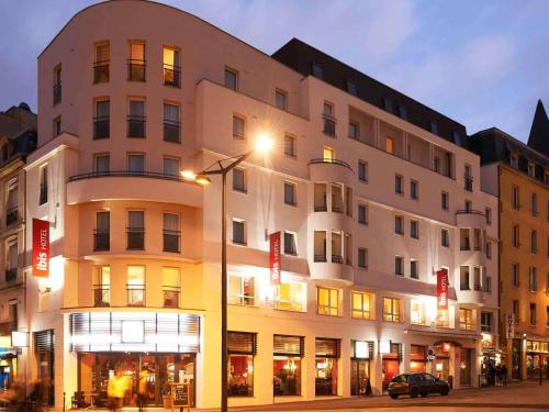 a building with a street light in front of it at ibis Nancy Centre Gare et Congres in Nancy