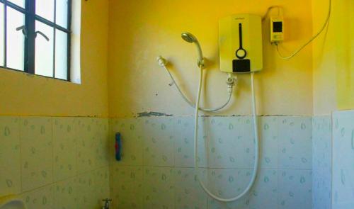 baño con ducha y teléfono en la pared en SAGADA STAYCATION WITH OWN PRIVATE TOILET and BATH, en Sampong