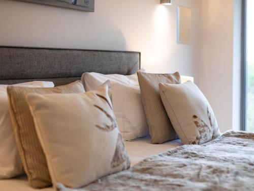 Ένα ή περισσότερα κρεβάτια σε δωμάτιο στο 2 Bed in Eye 51468