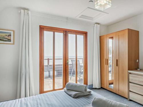 Postel nebo postele na pokoji v ubytování 4 Bed in Pevensey Bay BT069