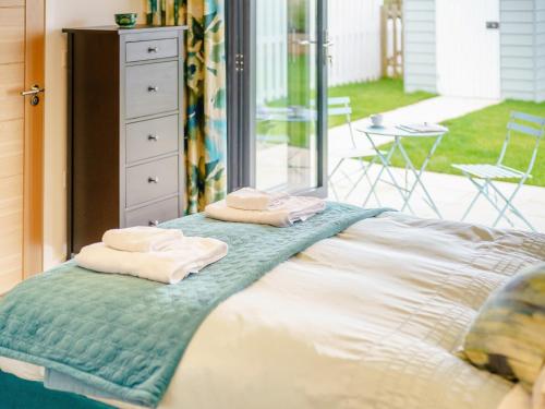 une chambre avec un lit avec des serviettes dessus dans l'établissement 4 Bed in Westward Ho 72587, à Northam