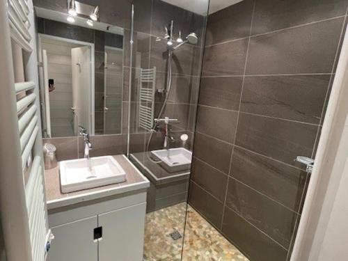 a bathroom with two sinks and a shower at Appartement 2 pièces avec balcon pour 4 personnes à Avoriaz - FR-1-314-313 in Avoriaz