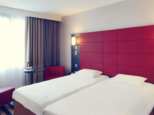 Ένα ή περισσότερα κρεβάτια σε δωμάτιο στο Mercure Honfleur