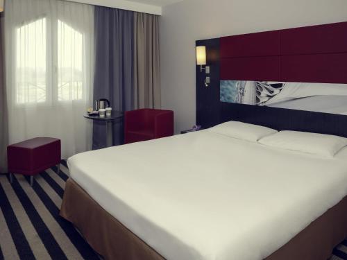 Ένα ή περισσότερα κρεβάτια σε δωμάτιο στο Mercure Honfleur
