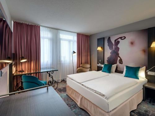 Postel nebo postele na pokoji v ubytování Mercure Hotel Hannover City