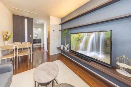 9-min walk to Ikebukuro Station, 1-min walk to Kanamecho Station Max 8 guests 70 sqm Free parking Direct access to Shinjuku, Shibuya, Ueno
